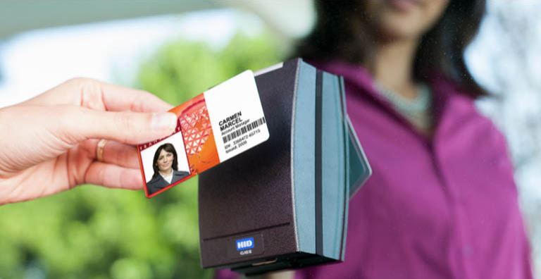 person tenant une carte d 'identité personnalisée au-dessus d 'un lecur HI金宝搏官网188金宝搏D