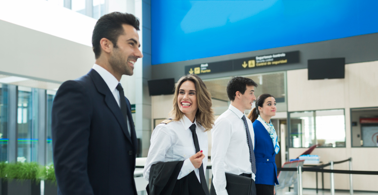四名机场工作人员微笑着站成一排。